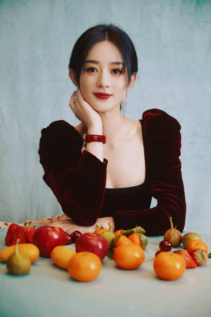 赵丽颖穿红丝绒波点长裙秀纤细美腿！雪肤玉貌气质太美