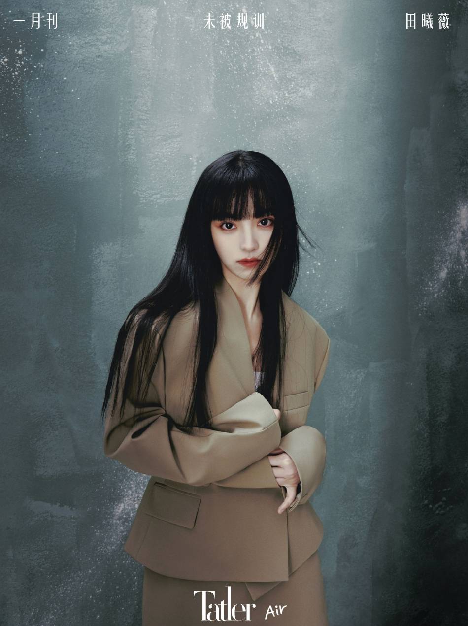 田曦薇红色短发写真超靓丽！大秀人鱼线性感还魅惑