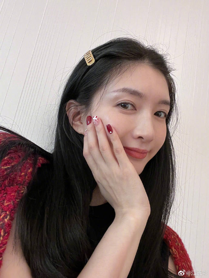 江疏影晒兔子美甲美若少女！美得让人窒息