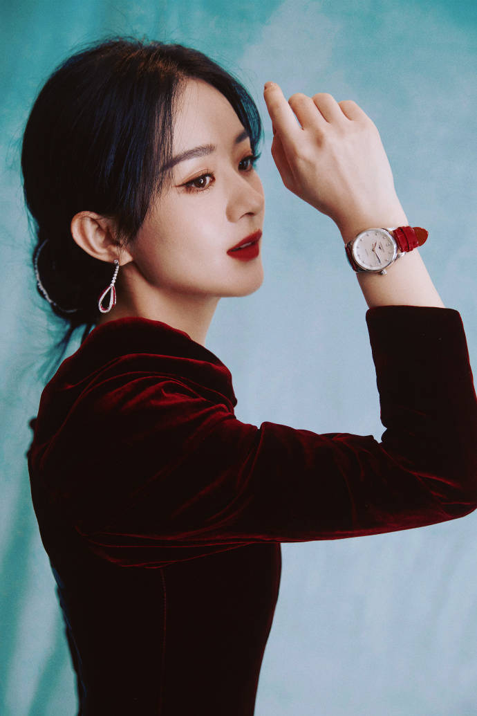 赵丽颖穿红丝绒波点长裙秀纤细美腿！雪肤玉貌气质太美