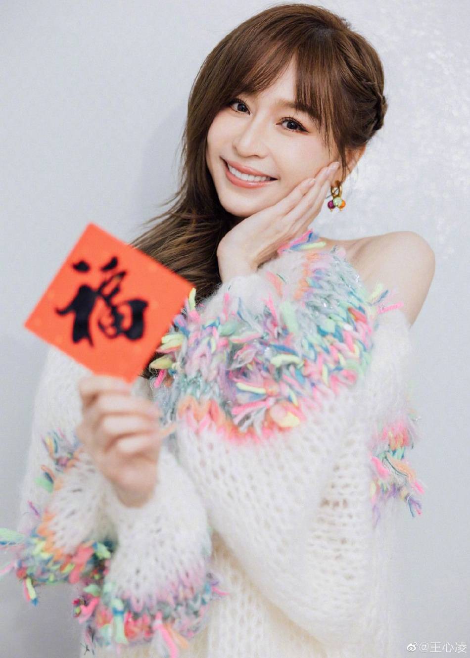 王心凌笑容甜美小露香肩！甜心教主肌肤白嫩美得让人窒息-1