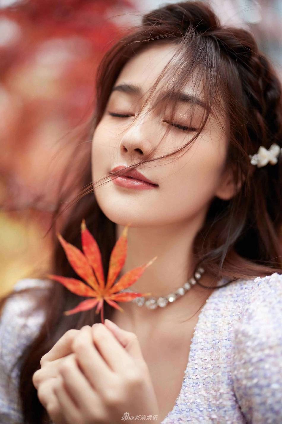 白鹿手拿枫叶刘海凌乱美若天仙!舞台大秀美腿更是惊艳-2 白鹿手拿枫叶刘海凌乱美若天仙!舞台大秀美腿更是惊艳
