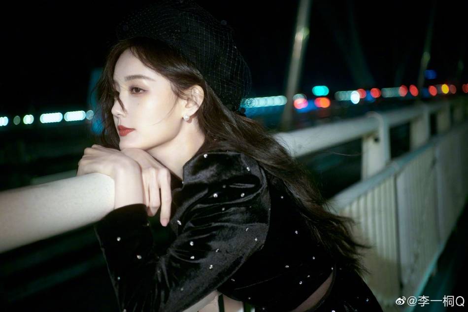李一桐穿黑色丝绒短裙风情万种!皮肤白皙美艳动人