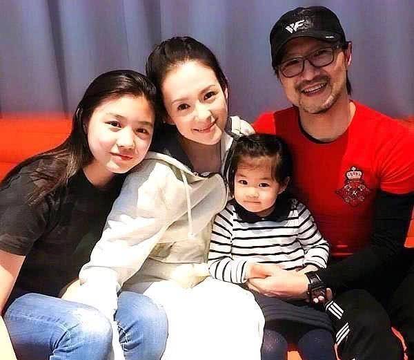 章子怡带孩子游玩，素颜出镜鼻子塌还有黄斑，这才是真实状态！