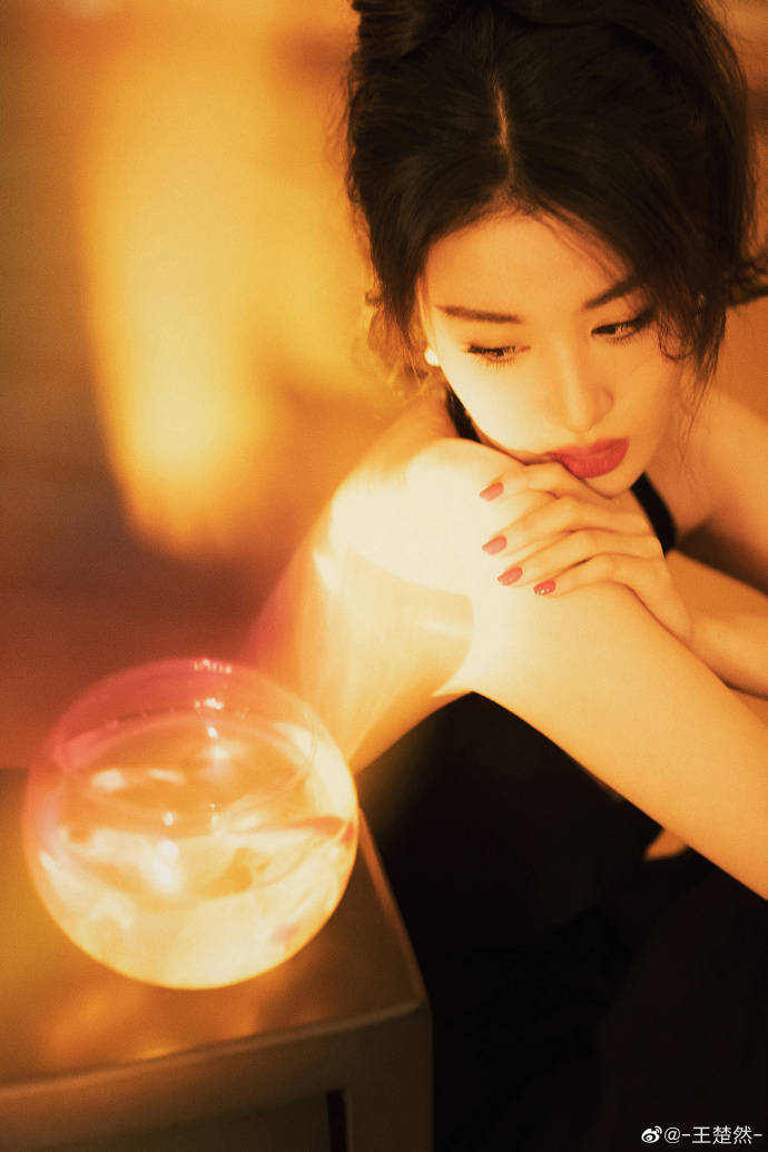 王楚然写真大秀白嫩玉背！肤如凝脂艳若桃李太美了-1