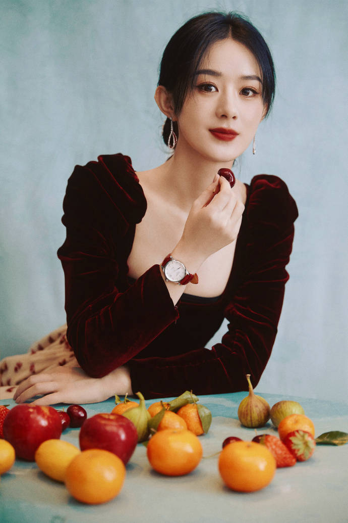 赵丽颖穿红丝绒波点长裙秀纤细美腿！雪肤玉貌气质太美