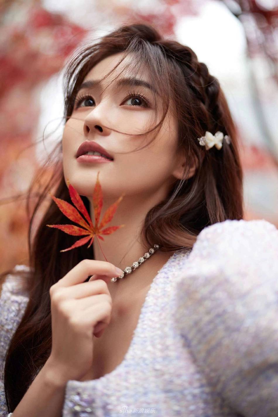 白鹿手拿枫叶刘海凌乱美若天仙!舞台大秀美腿更是惊艳-1 白鹿手拿枫叶刘海凌乱美若天仙!舞台大秀美腿更是惊艳