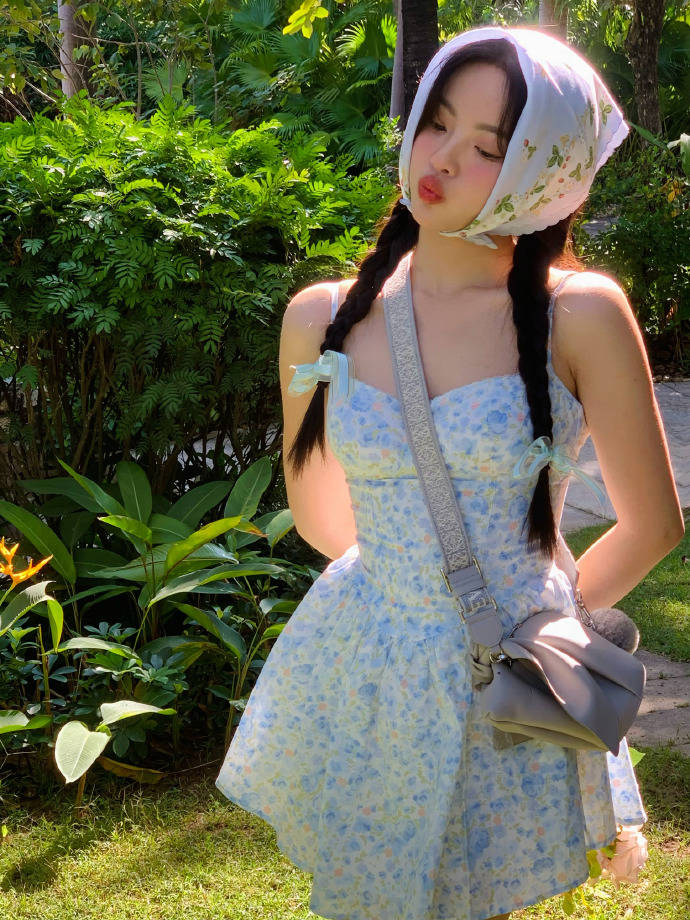 杨超越碎花短裙大秀香肩美腿！性感迷人魅力十足-6