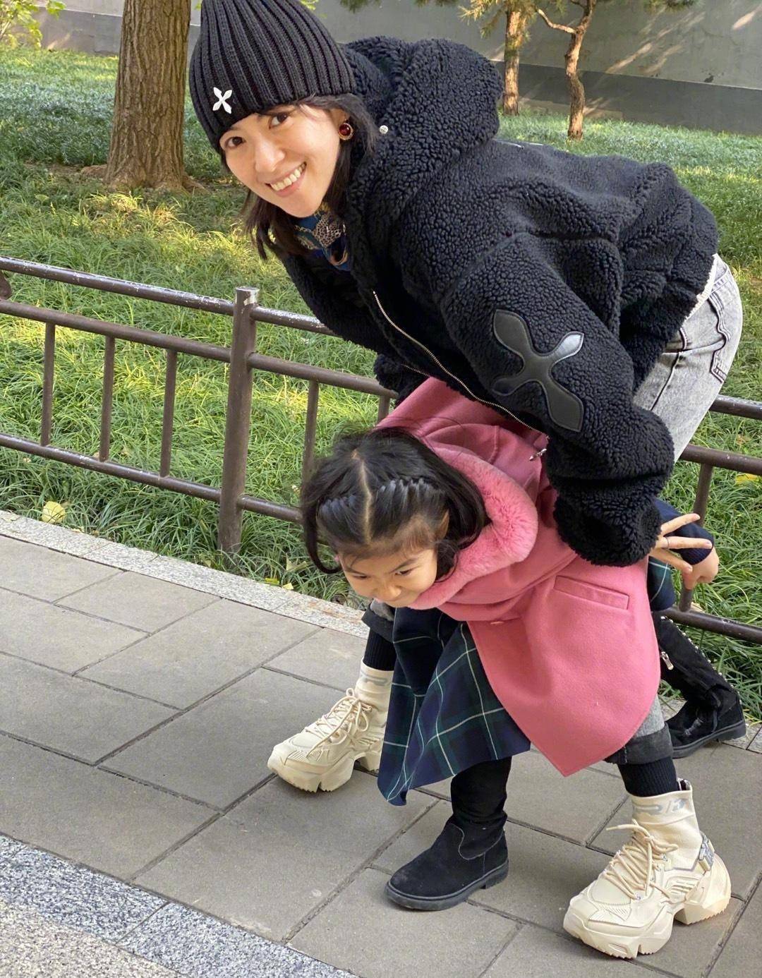 章子怡带孩子游玩，素颜出镜鼻子塌还有黄斑，这才是真实状态！