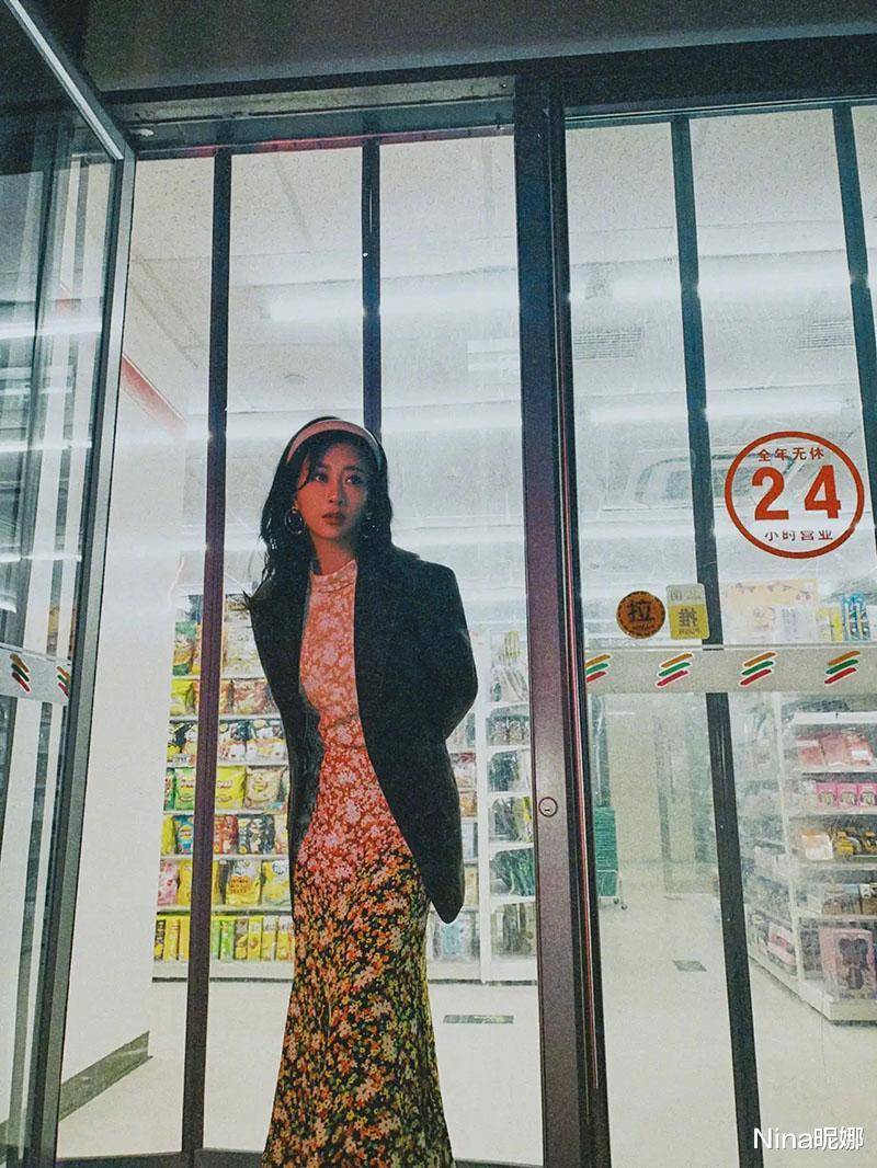 杨紫穿西装配改良旗袍超市拍大片差点认不出，突破大女人味十足