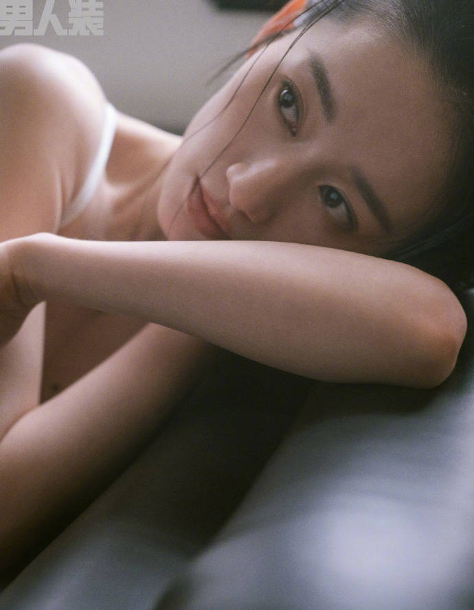 郭晓婷登《男人装》封面！大秀香肩美腿性感撩人-5