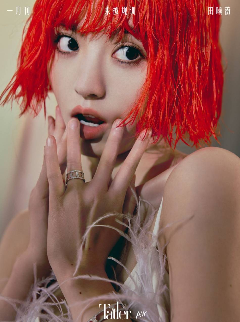 田曦薇红色短发写真超靓丽！大秀人鱼线性感还魅惑