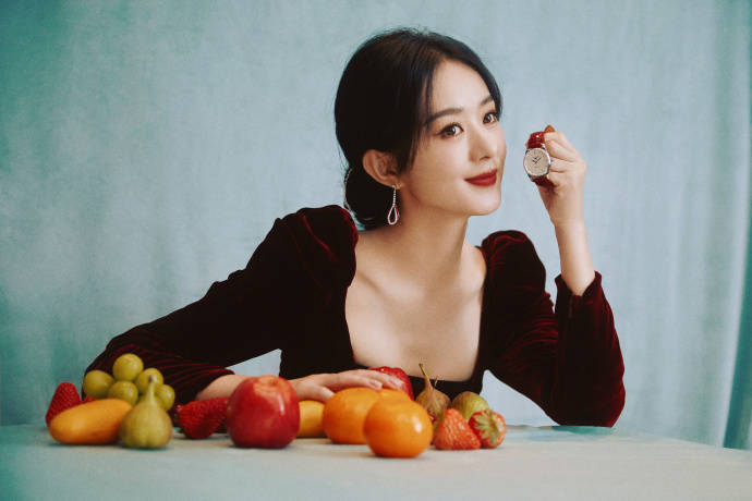 赵丽颖穿红丝绒波点长裙秀纤细美腿！雪肤玉貌气质太美