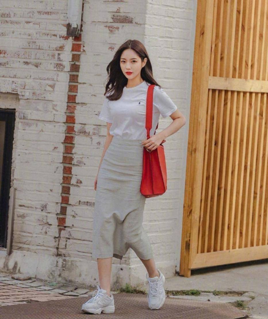 韩国路人街拍没有礼服和高跟鞋，基础款也能玩转时髦-8