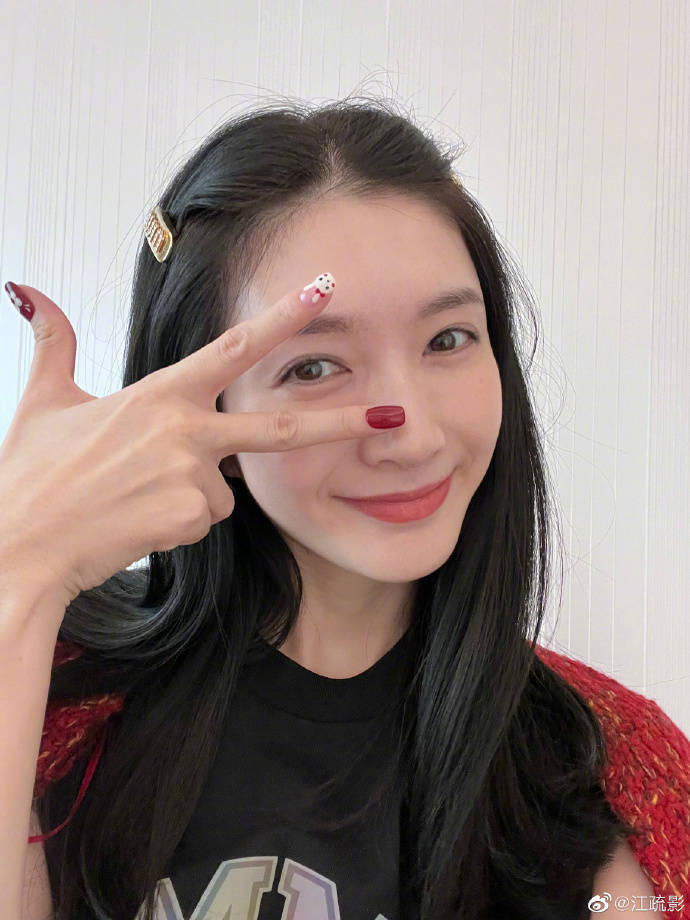 江疏影晒兔子美甲美若少女！美得让人窒息
