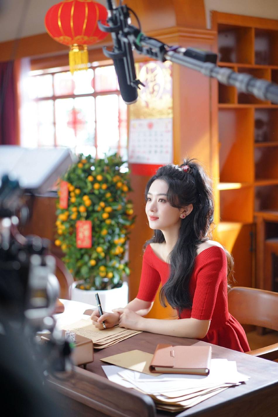 赵丽颖穿露肩红衣靓丽俏皮！雪肤玉貌美得让人窒息