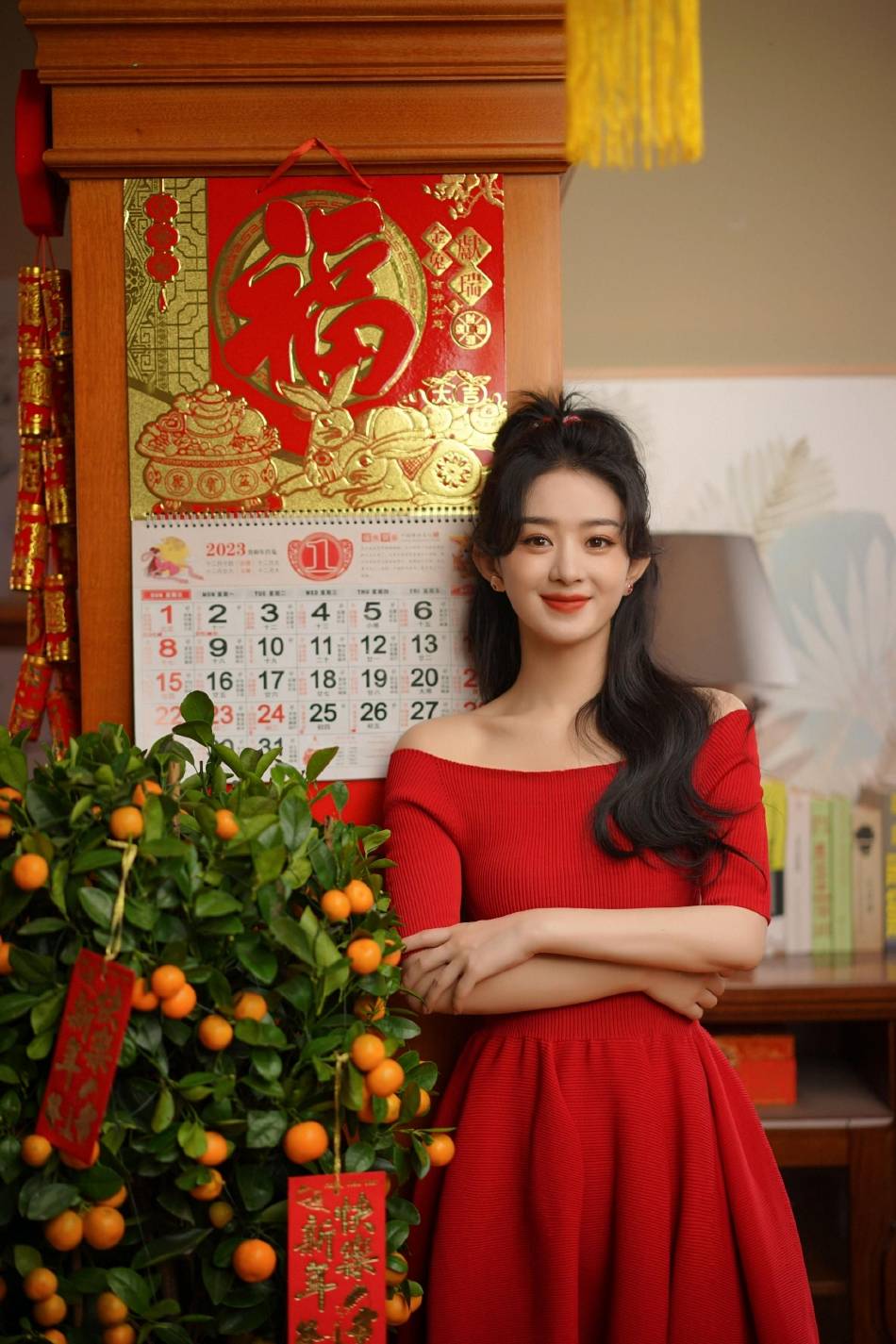 赵丽颖穿露肩红衣靓丽俏皮！雪肤玉貌美得让人窒息