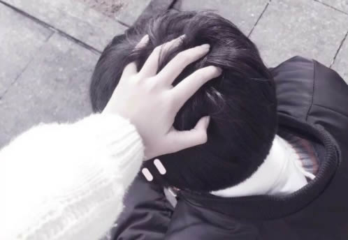 一个男生愿意让你摸他的头这是代表了什么