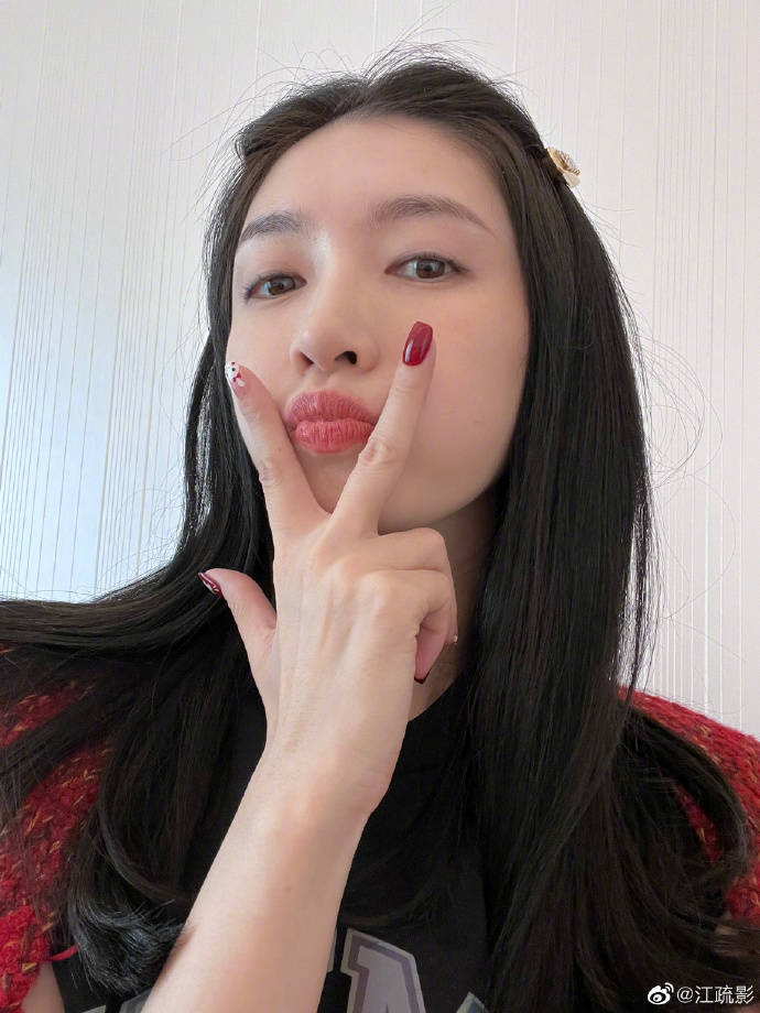 江疏影晒兔子美甲美若少女！美得让人窒息