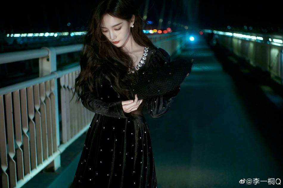 李一桐穿黑色丝绒短裙风情万种!皮肤白皙美艳动人-5 李一桐穿黑色丝绒短裙风情万种!皮肤白皙美艳动人