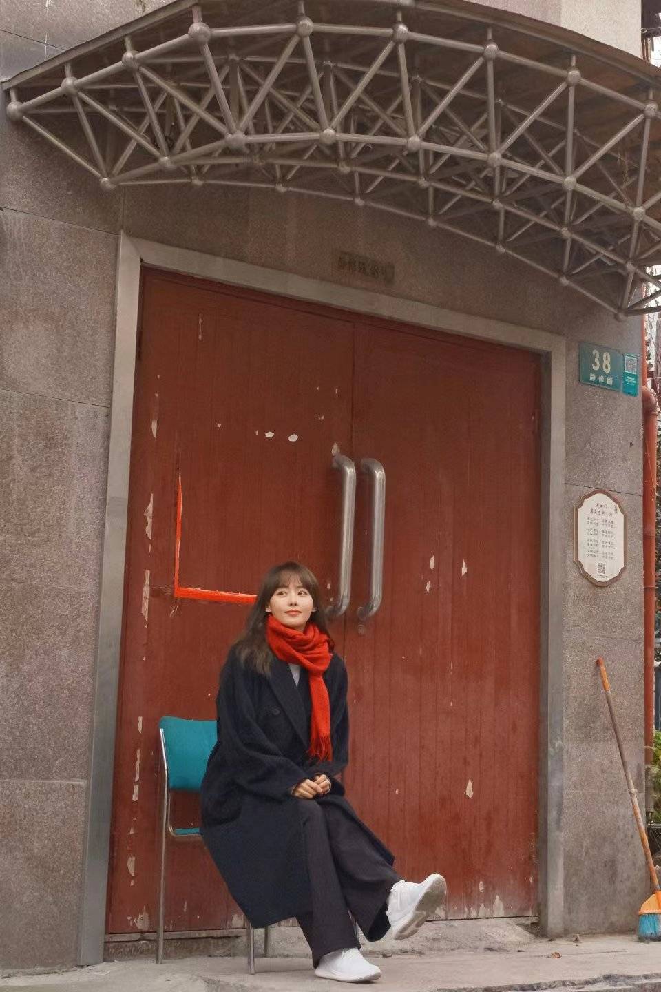 张嘉倪春节穿黑色长大衣搭红色围巾配直筒裤，节日氛围感满满-2