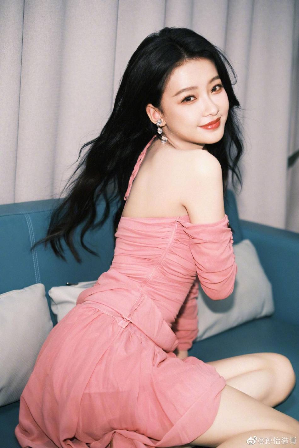 孙怡穿粉色短裙大秀香肩美腿！乌黑秀发性感撩人-1