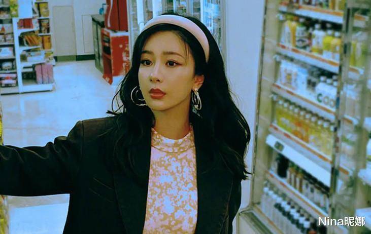 杨紫穿西装配改良旗袍超市拍大片差点认不出，突破大女人味十足