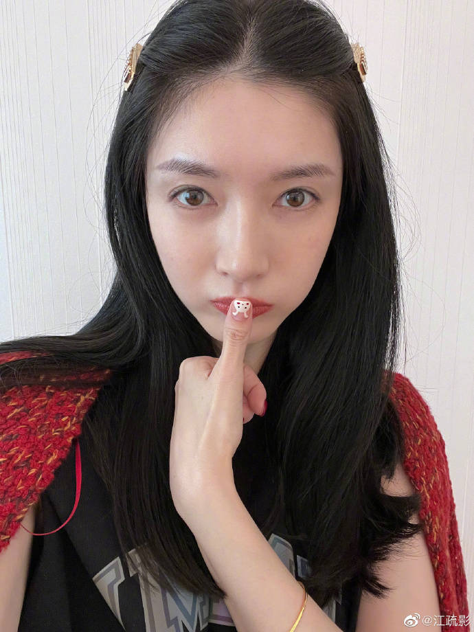 江疏影晒兔子美甲美若少女！美得让人窒息