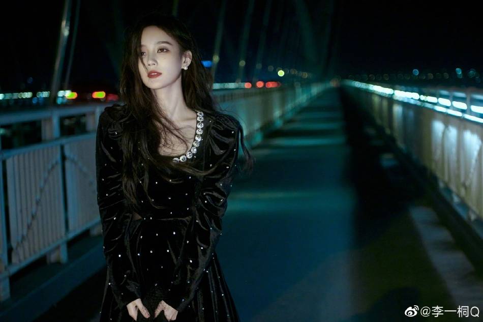 李一桐穿黑色丝绒短裙风情万种!皮肤白皙美艳动人-3 李一桐穿黑色丝绒短裙风情万种!皮肤白皙美艳动人