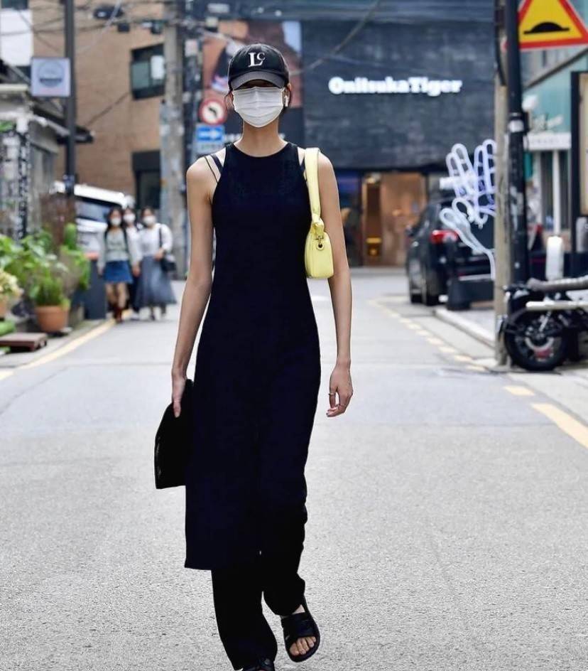 韩国路人街拍没有礼服和高跟鞋，基础款也能玩转时髦-12