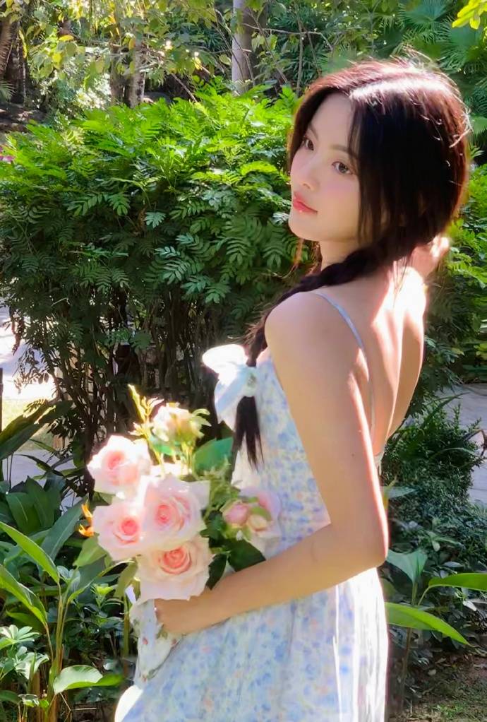 杨超越碎花短裙大秀香肩美腿！性感迷人魅力十足-4
