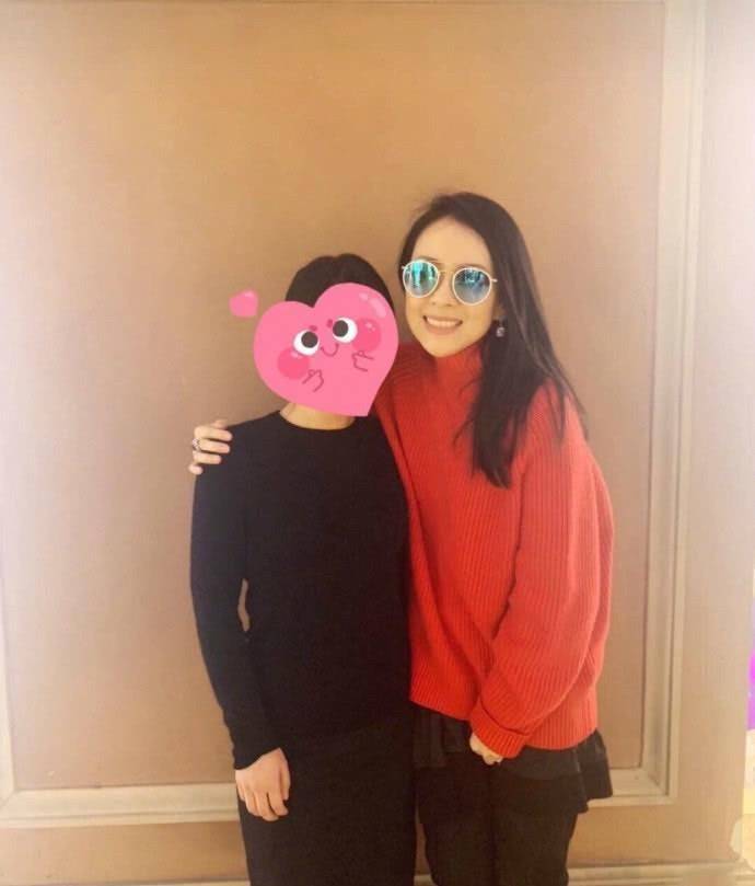 章子怡带孩子游玩，素颜出镜鼻子塌还有黄斑，这才是真实状态！