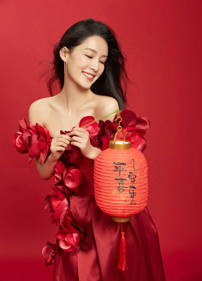 李沁穿大红花露肩裙大秀香肩！雪肤玉貌美得让人窒息-3