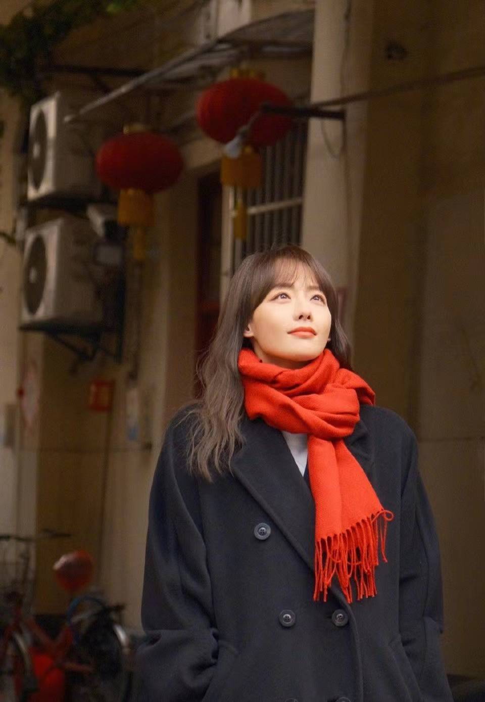 张嘉倪春节穿黑色长大衣搭红色围巾配直筒裤，节日氛围感满满-3