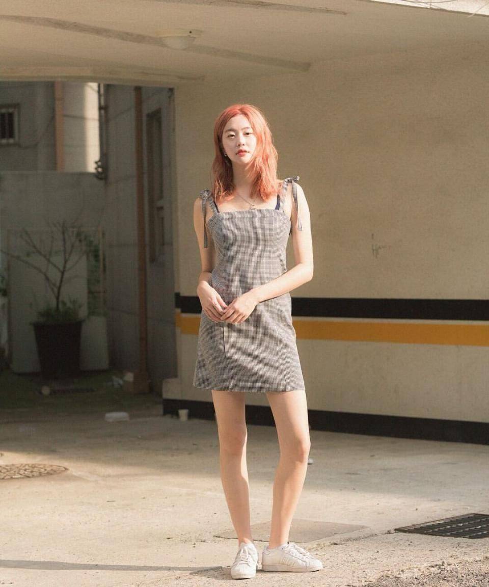 韩国路人街拍没有礼服和高跟鞋，基础款也能玩转时髦-6