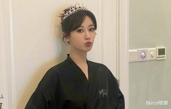 杨紫穿西装配改良旗袍超市拍大片差点认不出，突破大女人味十足