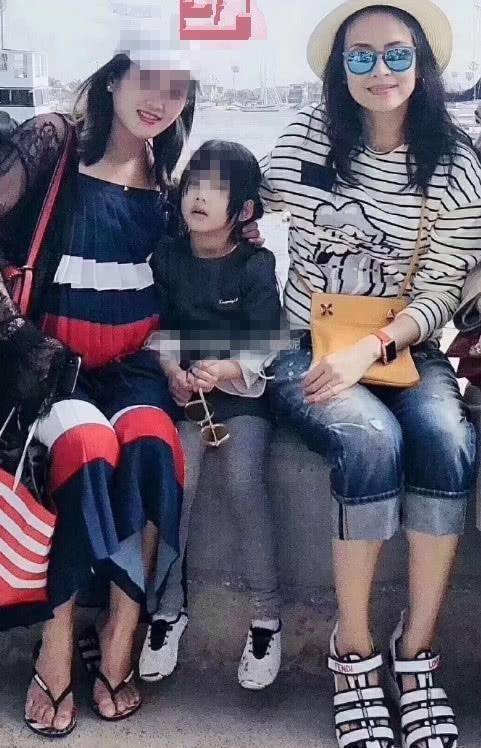章子怡带孩子游玩，素颜出镜鼻子塌还有黄斑，这才是真实状态！
