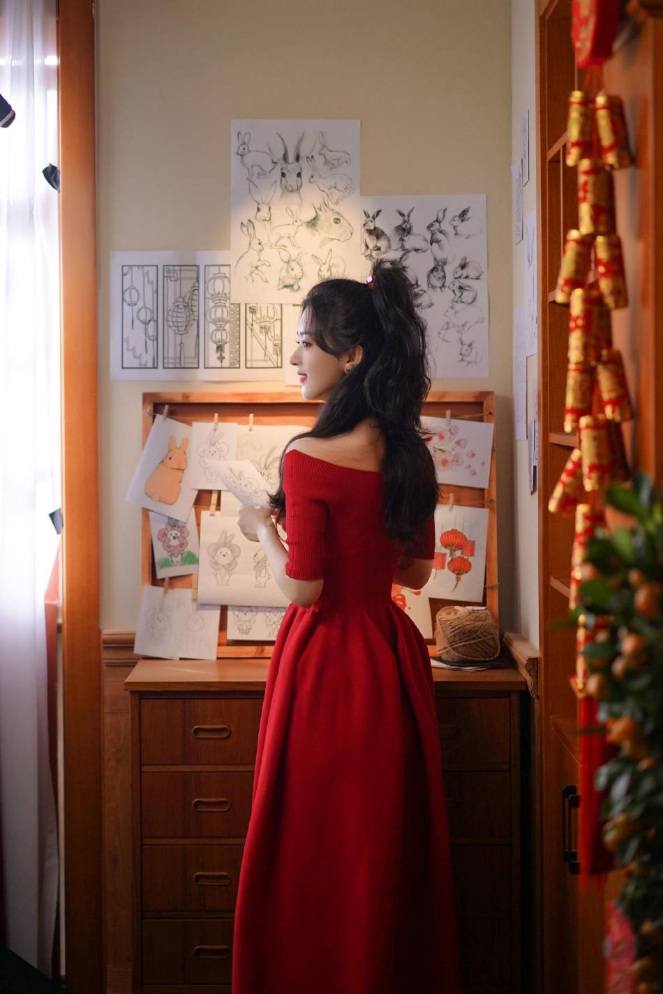 赵丽颖穿露肩红衣靓丽俏皮！雪肤玉貌美得让人窒息