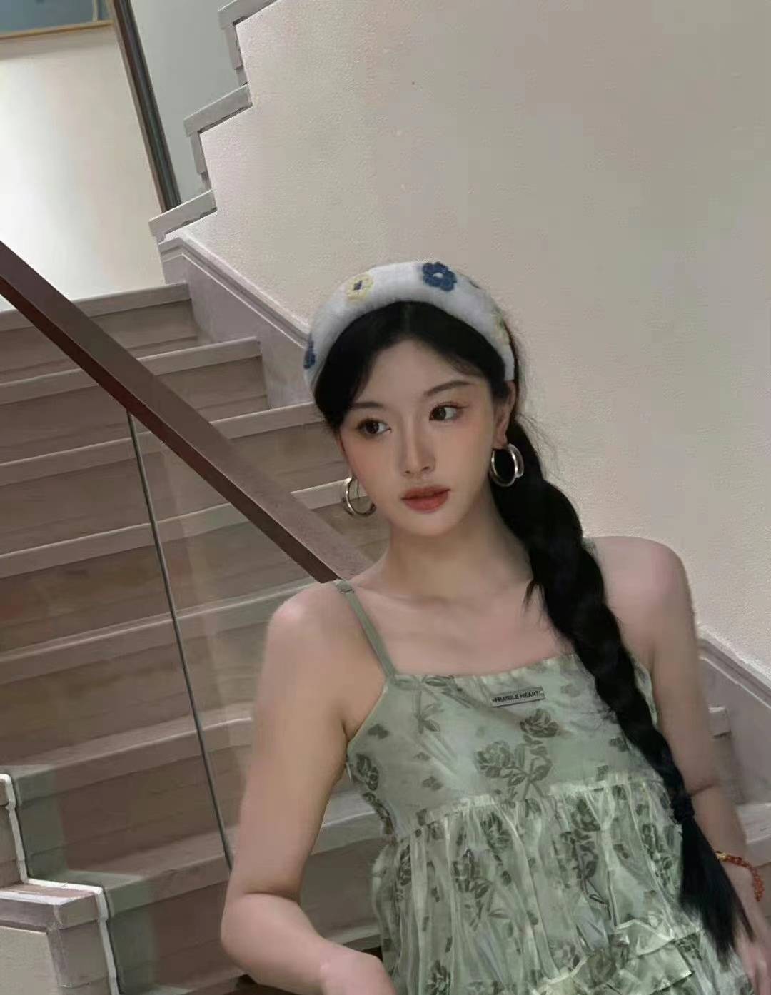 孔雪儿晒海边度假随拍，穿青绿碎花吊带裙清爽俏皮太美了-4