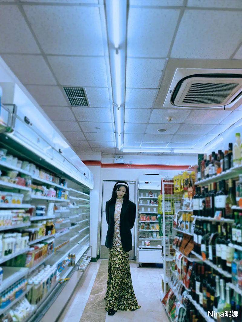 杨紫穿西装配改良旗袍超市拍大片差点认不出，突破大女人味十足