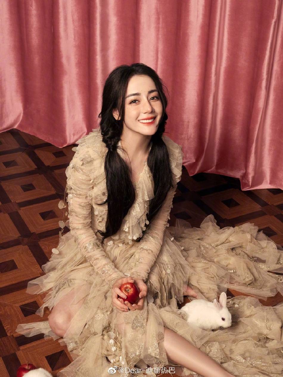 迪丽热巴手捧小兔子笑容甜美！一颦一笑美得让人窒息