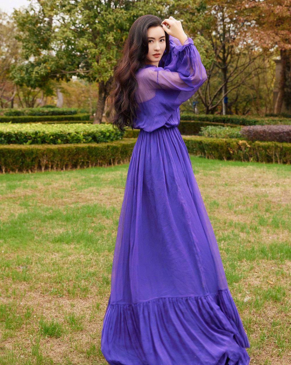张柏芝的紫色薄纱透视长裙身材曼妙，披肩长发温婉可人-3