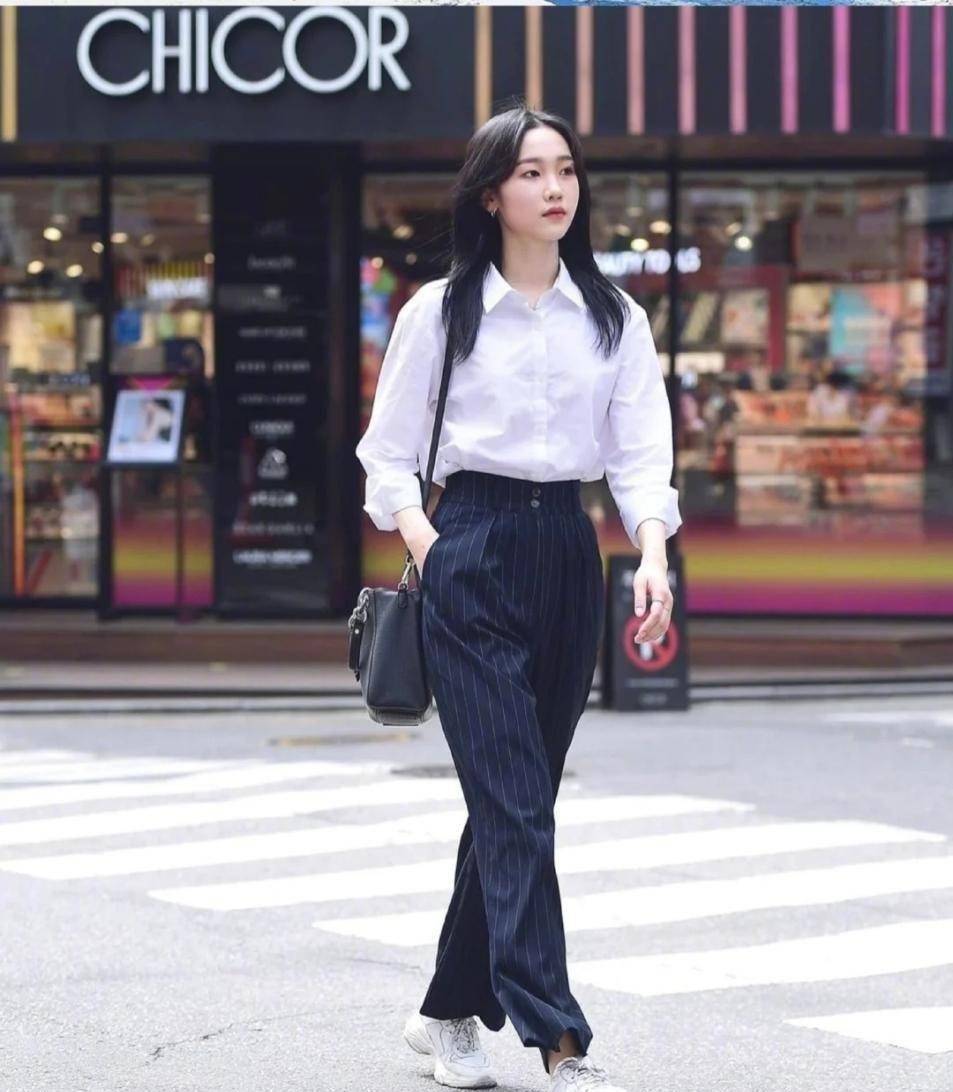 韩国路人街拍没有礼服和高跟鞋，基础款也能玩转时髦-10