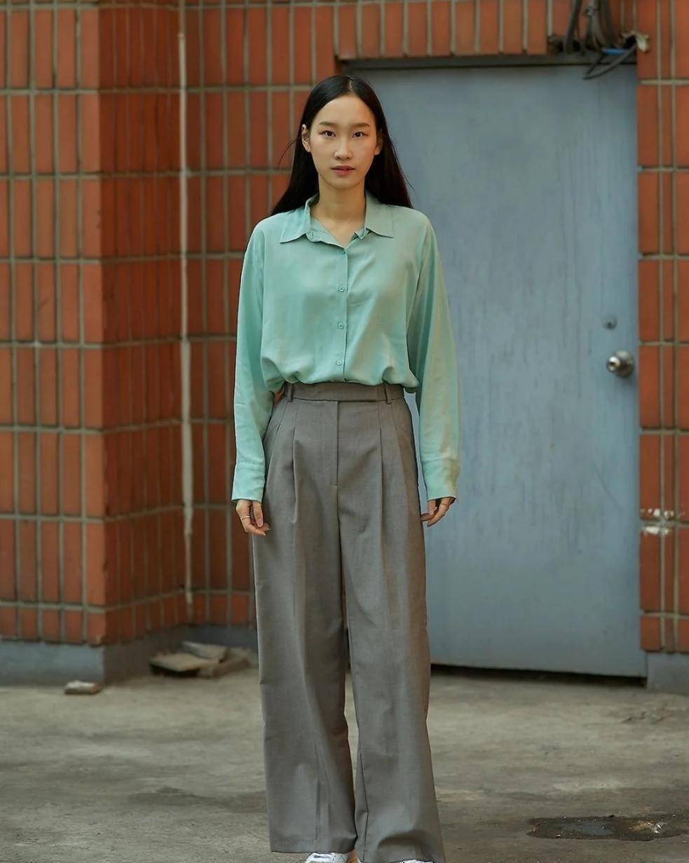 韩国路人街拍没有礼服和高跟鞋，基础款也能玩转时髦-3
