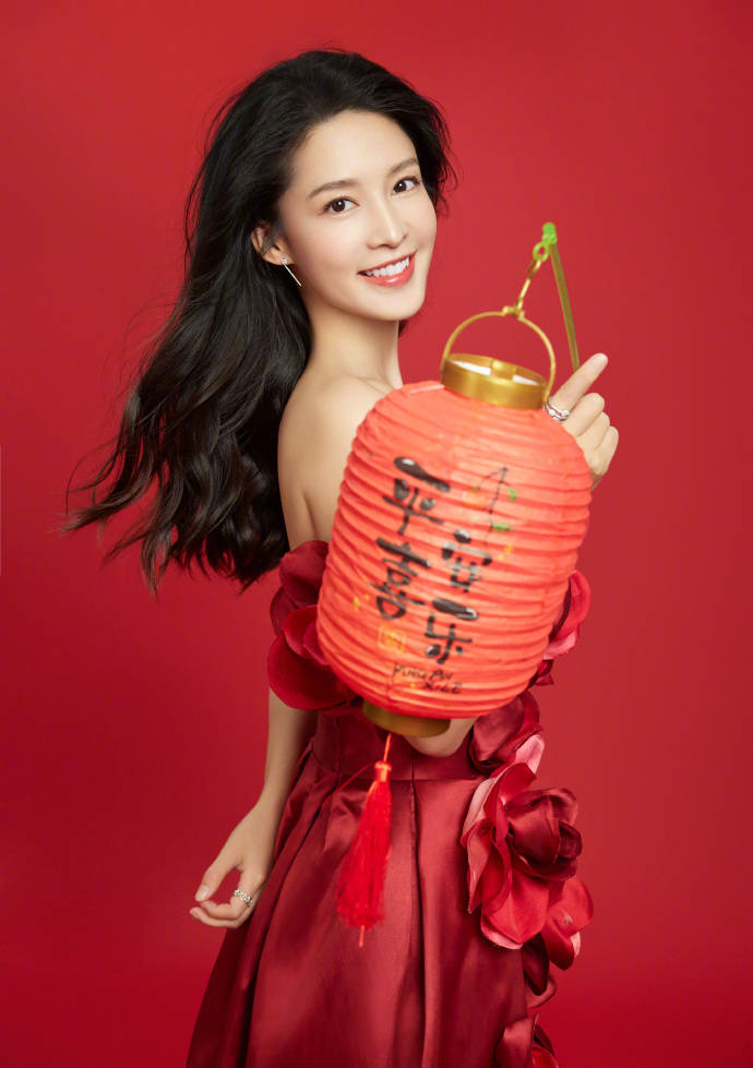 李沁穿大红花露肩裙大秀香肩！雪肤玉貌美得让人窒息-2