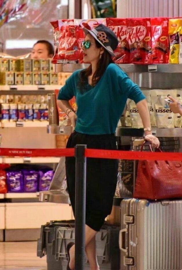 章子怡带孩子游玩，素颜出镜鼻子塌还有黄斑，这才是真实状态！