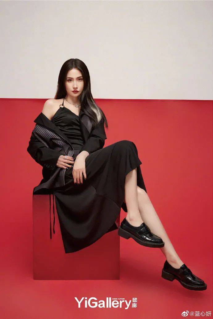 蓝心妍杂志写真成熟妩媚！长发飘逸双手抱头性感妩媚-4