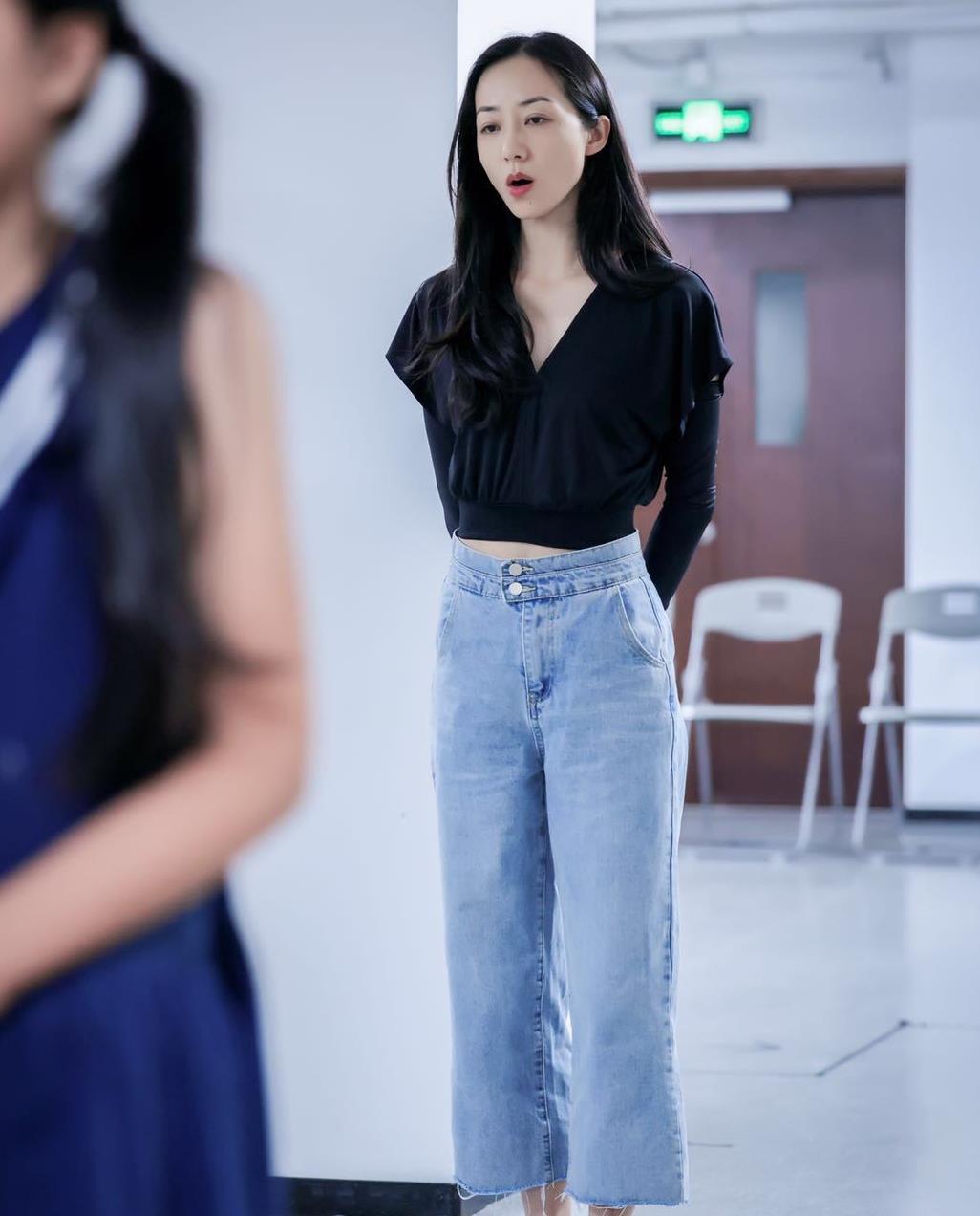 韩雪素颜也很好看，上T恤搭配牛仔裤清爽如少女-1