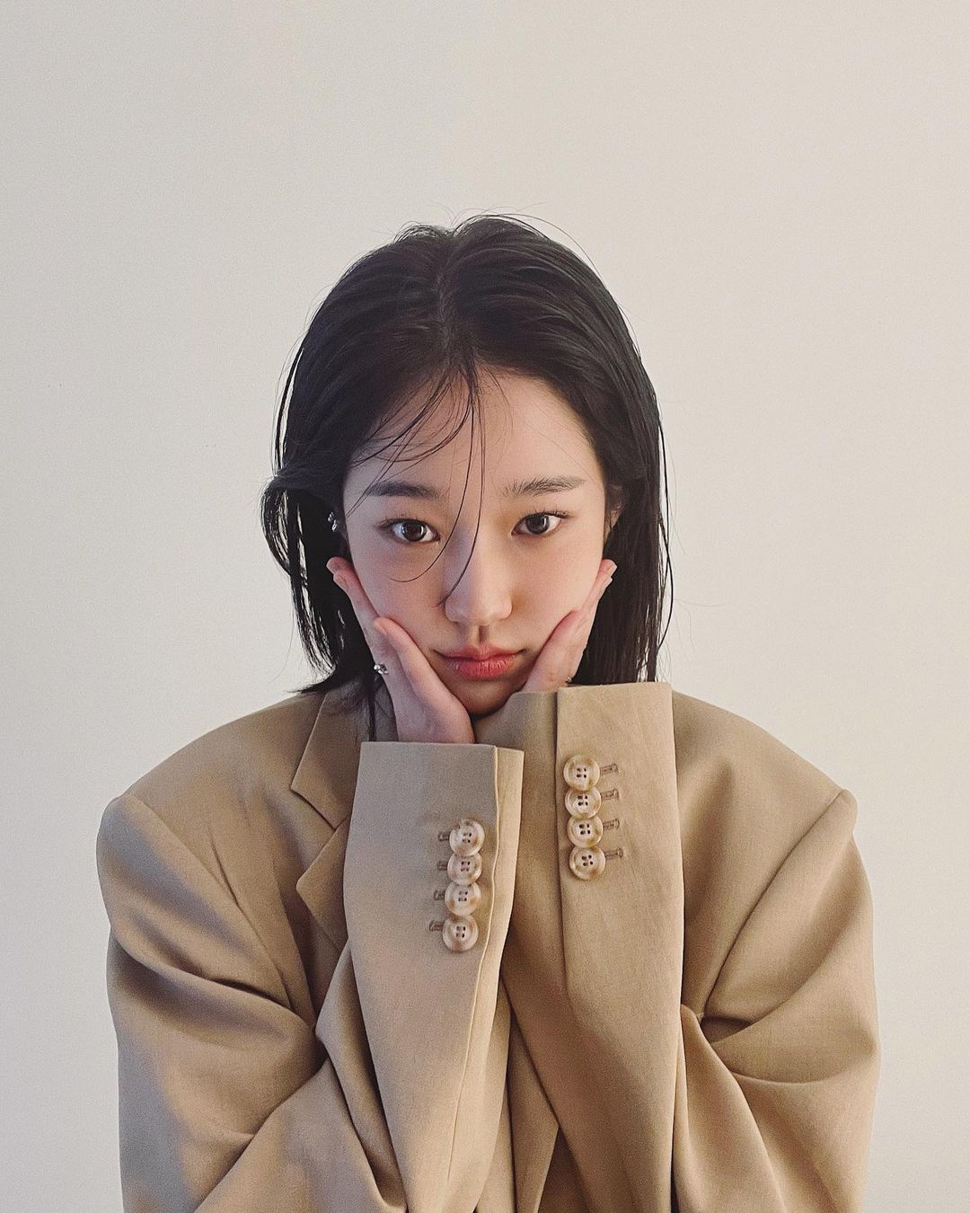 梨大高材生、热爱绘画的鬼才少女:《浪漫速成班》模范生卢允瑞,私下穿搭有魅力