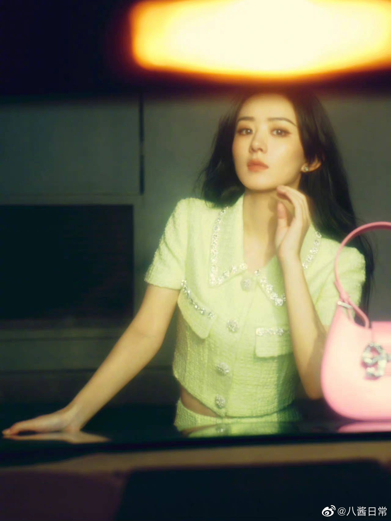 赵丽颖穿吊带短裙大秀香肩!自信满满气质太好了-7 赵丽颖穿吊带短裙大秀香肩!自信满满气质太好了